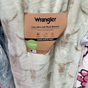Wrangler Twin Plush Blanket in Cream and Tan